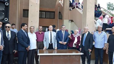 صور.. رئيس جامعة بنها يستقبل الطلاب في أول يوم دراسي بـ الكليات 