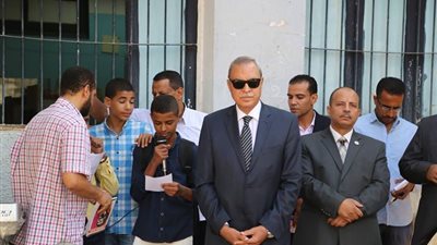 فيديو.. محافظ قنا يتفقد عدد من المدارس ويشارك الطلاب تحية العلم