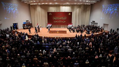 لأول مرة فوق قبة البرلمان العراقي.. إمرأة تعلن قرار قيادة شعب
