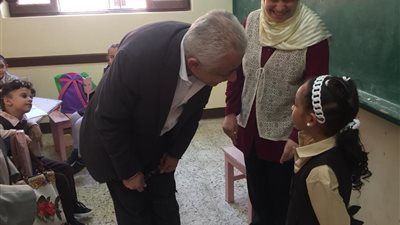 صور.. طارق شوقى وزير التربية والتعليم يتفقد بدء الدراسة في أسيوط