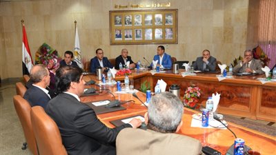 صور.. رئيس الوزراء يعقد اجتماعا مع عمداء كليات جامعة أسيوط في أول أيام العام الجامعي