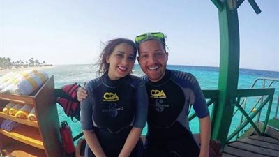 صور.. محمود حجازي وزوجته أسماء شريف منير يقضيان شهر العسل في سهل حشيش