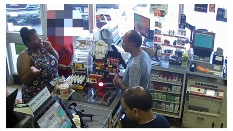 سيدة تتشاجر بسبب