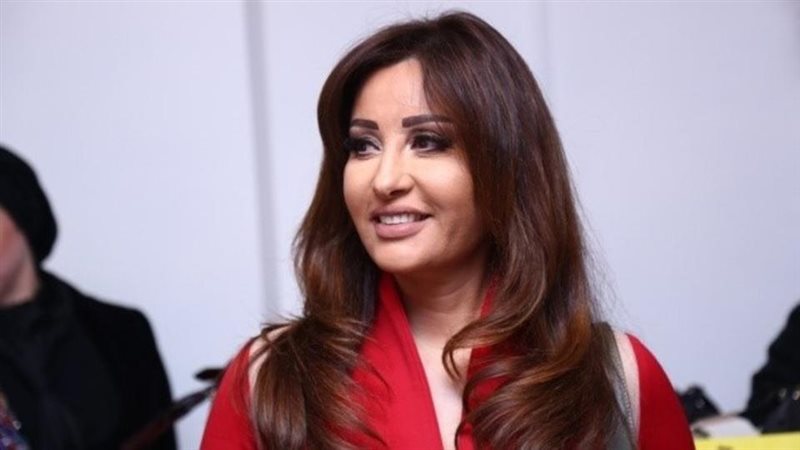الفنانة لطيفة 