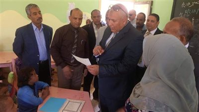 محافظ الوادي الجديد يوجه بالالتزام بالنشرات الخاصة بتنقلات المدرسين