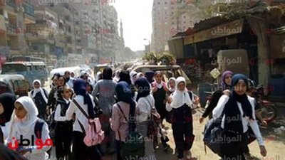 فيديو.. ازدحام كثيف لأهالى الطلاب أمام مدارس شبرا الإعدادية بنات بثاني أيام الدراسة 