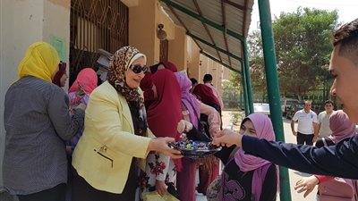 صور.. بمناسبة بدء العام الجامعي الجديد .. عميدة كلية الزراعة تقدم التهنئة للطلاب الجدد