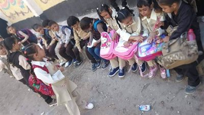 صور.. أولياء أمور تلاميذ مدرسة الطرفاية بـ البدرشين يستغيثون: ولادنا بتدرس في الحوش
