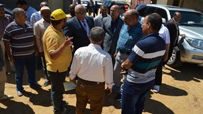 صور.. محافظ الوادي الجديد يتفقد مدارس ومواقع شركات استثمارية في الفرافرة 