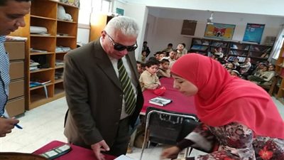صور.. وكيل تعليم البحيرة يحيل مدير ومسئول الأمن بمدرسة الصبرية الابتدائية للتحقيق