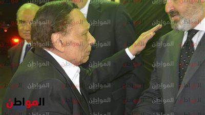 صور.. الزعيم عادل إمام يصل عزاء المنتج سمير خفاجى بـ عمر مكرم