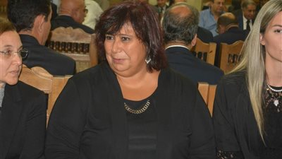 صور.. وزيرة الثقافة تصل عزاء المنتج سمير خفاجى بـ عمر مكرم