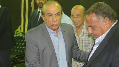 صور.. هادي الجيار يصل عزاء المنتج سمير خفاجى