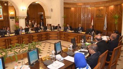 جامعة الإسكندرية تكرم الدكتور عبد العزيز قنصوة علي مجهوداته أثناء عمله بها 
