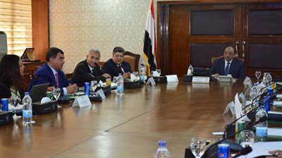 وزير التنمية المحلية يجتمع بوفد إماراتي لبحث منظومة المخلفات الصلبة