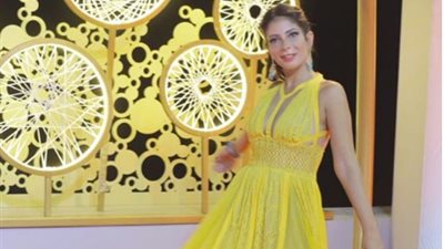 هتلبسي إيه .. استوحي إطلالتك من مهرجان الجونه على طريقة منى ذكي  بالأصفر