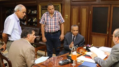 محافظ كفرالشيخ يناقش تكوين شركات الشباب لجمع القمامة المنزلى 