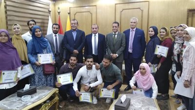 تكريم 13 طالبا وطالبة بالفنون التطبيقية بجامعة بنى سويف  