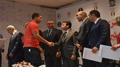 وزير الرياضة: لن أتأخر في دعم منتخبي الشباب والناشئين لليد.. فيديو