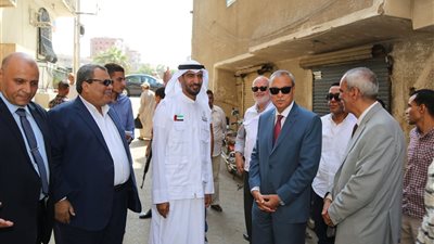 صور.. الهجان ومدير مؤسسة محمد بن راشد الخيرية يضعان حجر الأساس لإعادة إعمار منطقة الزبيدى بقنا