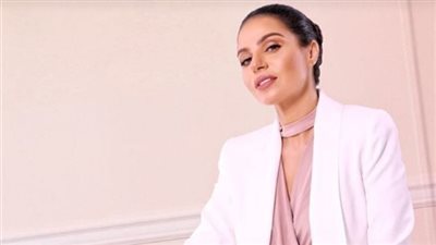 فستان قصير قدام البحر.. نسرين أمين تتألق في أحدث جلسة تصوير لها