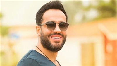 شريكتي من أول المشوار.. شاهد رامي جمال يغازل زوجته 