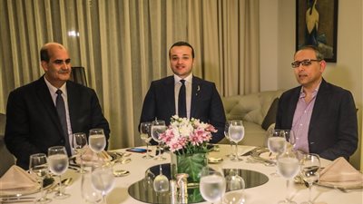 صور.. محمد الجارحي يهدي درع الأهلي  لرئيس نادي النجمة اللبناني