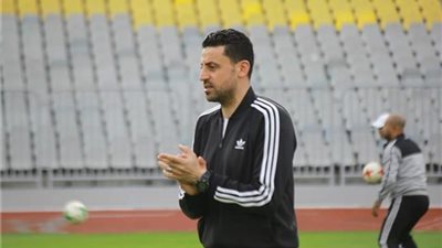 أبو جريشة يعقد جلسة فنية قبل التوجه الي ملعب المباراة