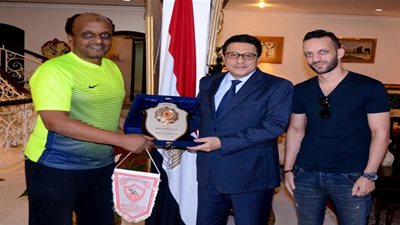 الزمالك يهدي درع النادي للسفير المصري بالكويت