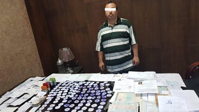 ضبط شخص لقيامه بتزوير المحررات الرسمية وترويجها على المواطنين بالجيزة