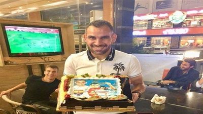 لاعبو الجونة يحتفلون بأحمد عيد عبد الملك فرحا برقمه القياسي