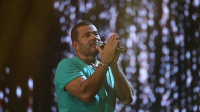 على هامش مهرجان الجونة السينمائي .. إطلالة شبابية لعمرو دياب في حفل البحر الأحمر