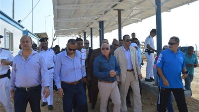 محافظ بورسعيد يعطي إشارة العمل بمنفذ الجميل الجديد