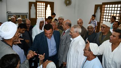 صور.. محافظ البحيرة يلتقي المواطنين بعد صلاة الجمعة بالمحمودية
