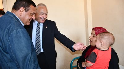 صور.. محافظ البحيرة يحيل مدير مستشفى المحمودية للتحقيق لوجود إهمال