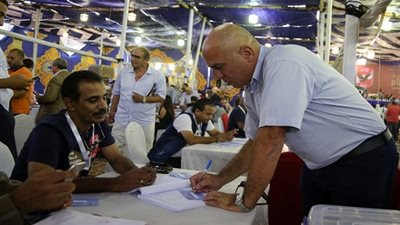 محمد يوسف يدلي بصوته في الجمعية العمومية للأهلي