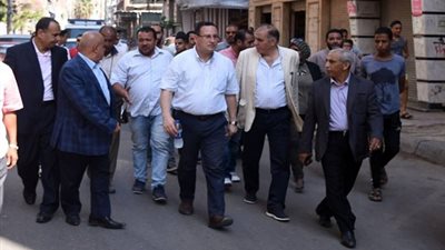 صور.. جولة مفاجئة لمحافظ الإسكندرية بمنطقة محرم بك لمتابعة أعمال النظافة