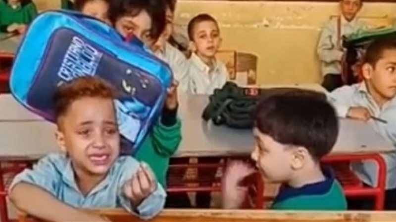 الطفل الباكي 