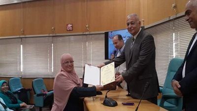 صور.. وكيل صحة البحيرة يكرم القائمين علي برنامج روماتيزم القلب 