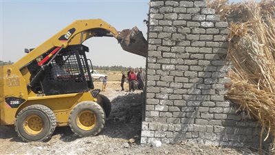 صور.. إزالة التعديات بالبناء على أراضٍ زراعية بقرية الروضة في الفيوم