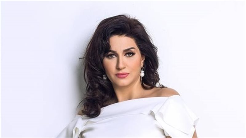 الفنانة وفاء عامر