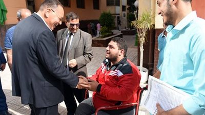 محافظ الشرقية يترجل من سيارته ويصطحب شاباً معاقاً إلى  الديوان العام