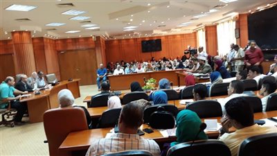 محافظ بورسعيد يطالب المواطنين بالاستفادة من حملات الكشف المجانى لفيروس سي