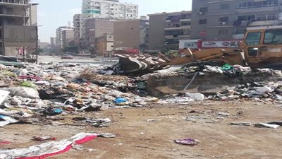صور.. استمرار أعمال النظافة بجميع ارجاء حى شرق وأماكن تجمع التراكمات 