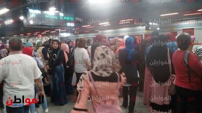 صور.. تكدس شديد بمحطات مترو أنفاق الخط الثالث 
