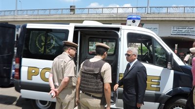 صور.. مدير أمن البحيرة يتفقد خدمات تأمين الكنائس بدمنهور