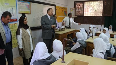 صور.. للاطمئنان على حالة الطالبات.. المحافظ يزور مستشفى أبشواي
