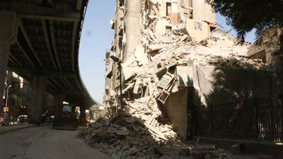 صور .. وصول محافظ القاهرة مقر انهيار عقار الموسكي 