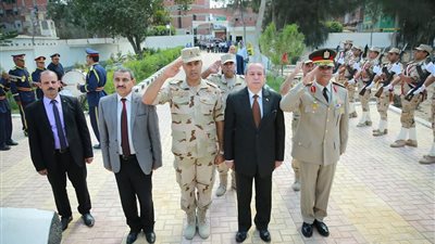 محافظ كفرالشيخ يضع إكليل الزهور على قبر الجندى المجهول احتفالأً بالذكرى الـ 45 لإنتصارات أكتوبر