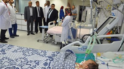 رئيس جامعة كفرالشيخ يتابع الحالة الطبية لآخر طفل بحملة 